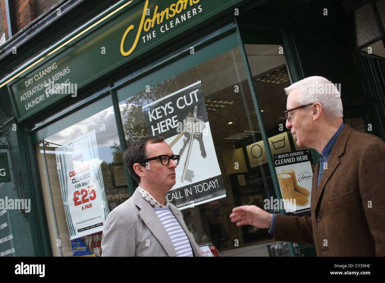 Lloyd Johnson nel vano della porta a 406 King's Road, Londra con Paul Gorman. Foto Stock