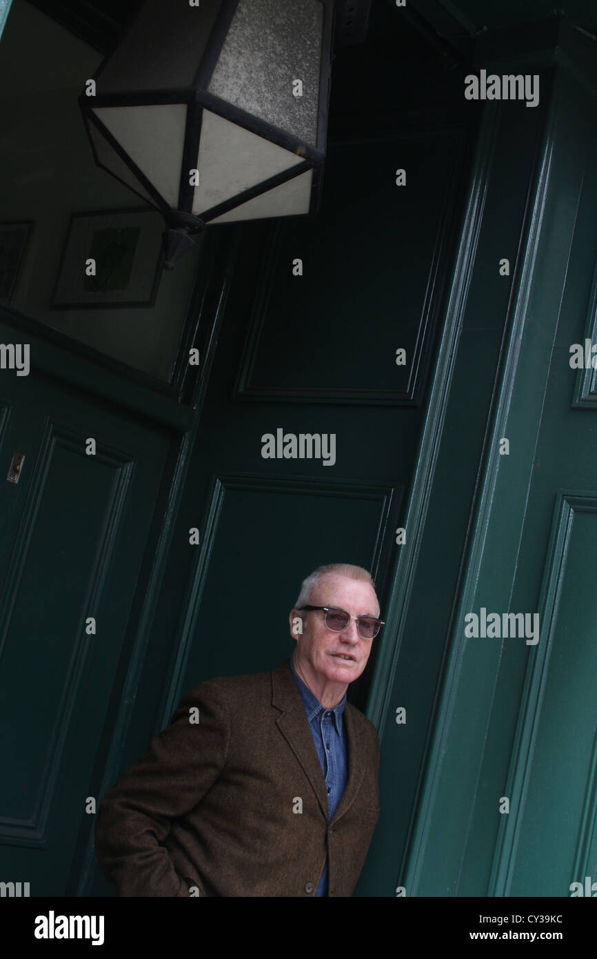 Lloyd Johnson nel vano della porta a 406 King's Road, Londra. Foto Stock