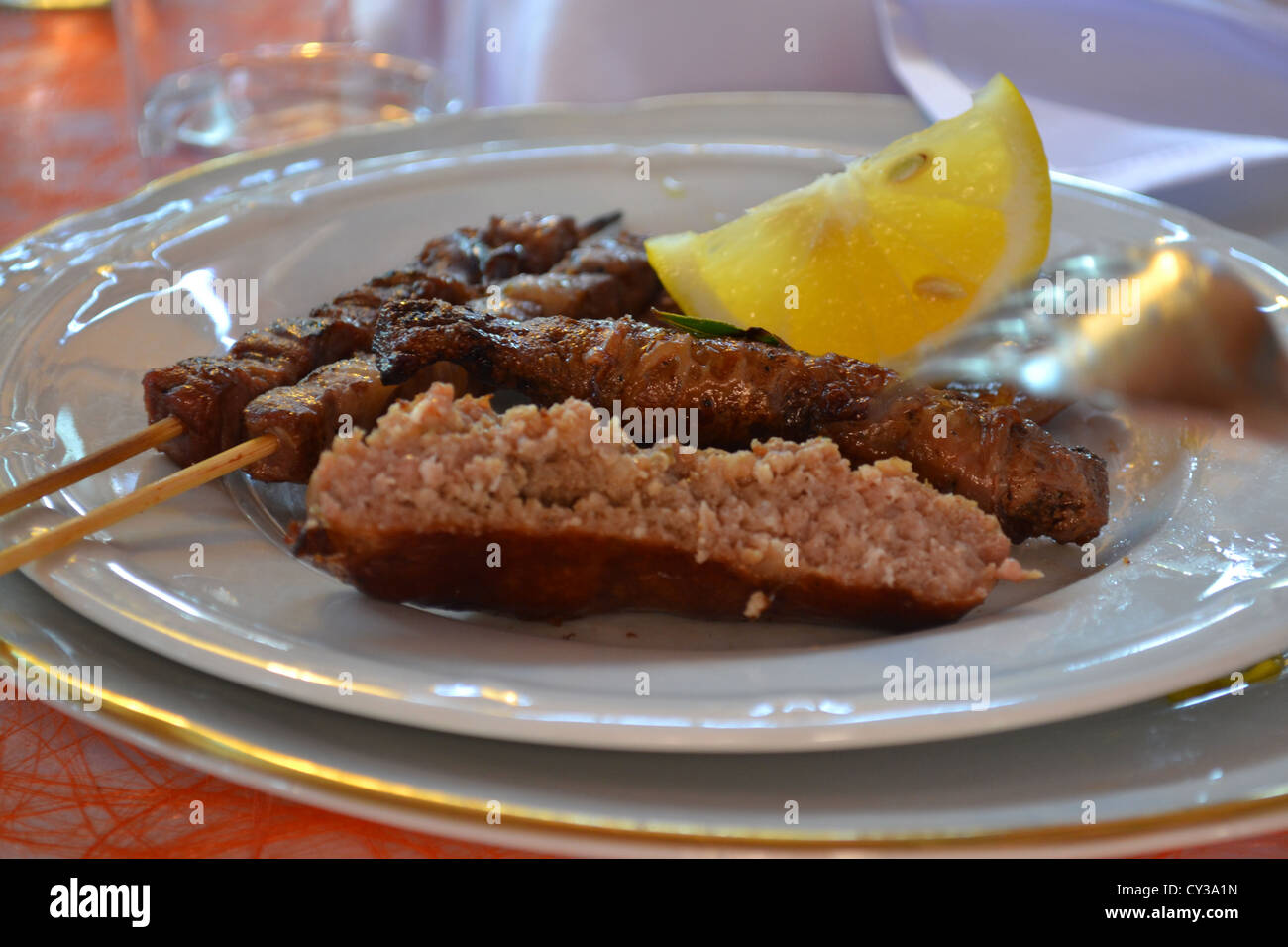 Piatto di carne a un matrimonio, vicino ad Ancona, Italia centrale. Foto Stock