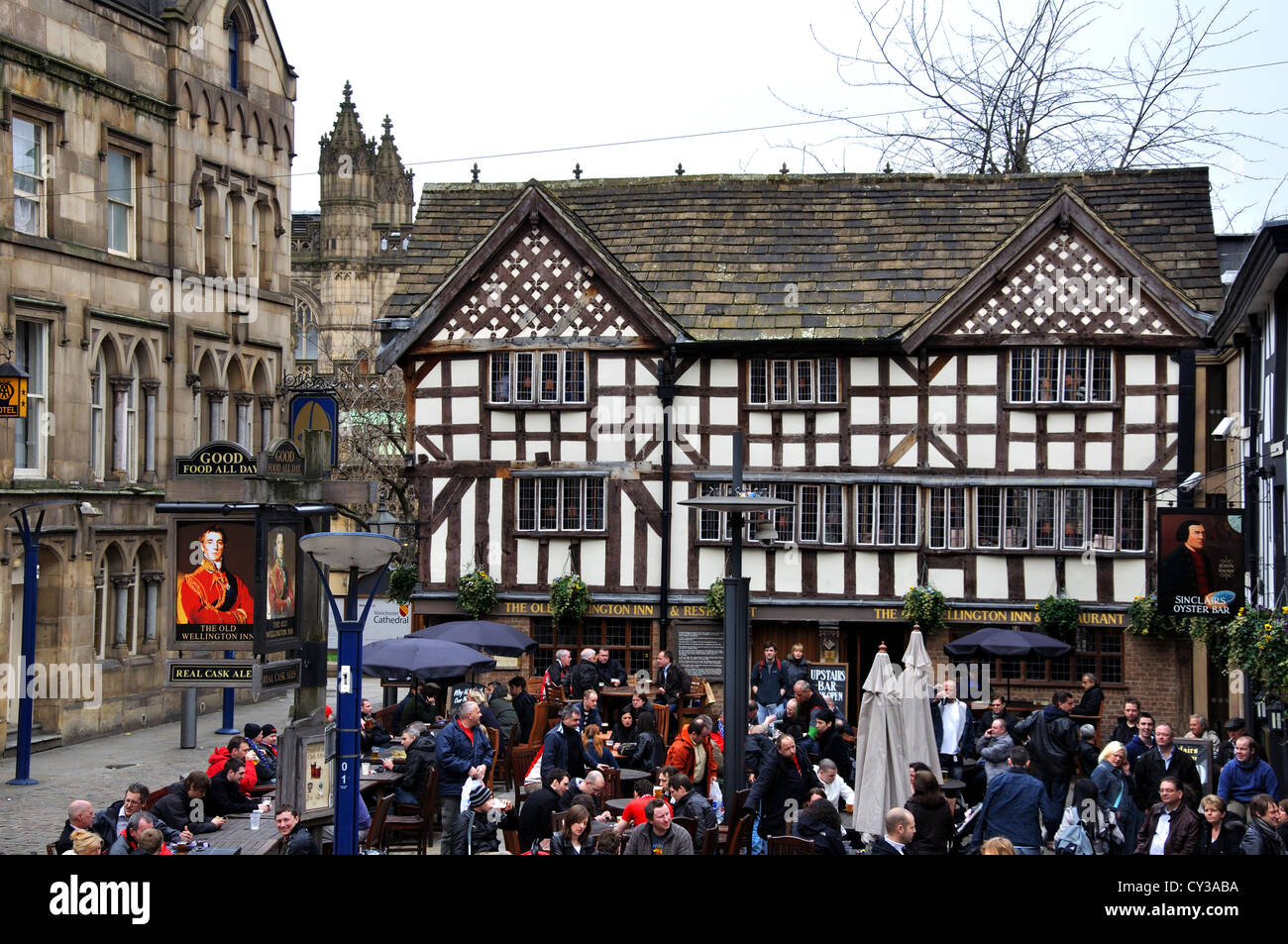 Il Manchester United fans presso il bar, pub, Old Wellington Inn e Sinclairs Oyster Bar. Regno Unito, Gran Bretagna. Foto Stock