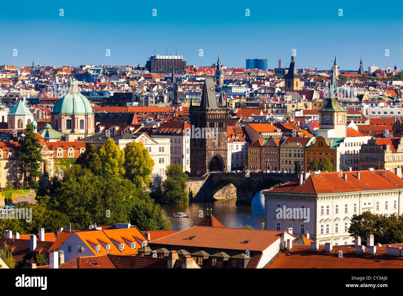 Panorama del centro di Praga con il ponte Carlo e la Torre del Ponte della Città Vecchia Foto Stock