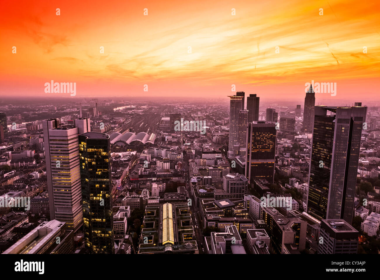 Panorama di Frankfurt am Main (Germania) al tramonto Foto Stock