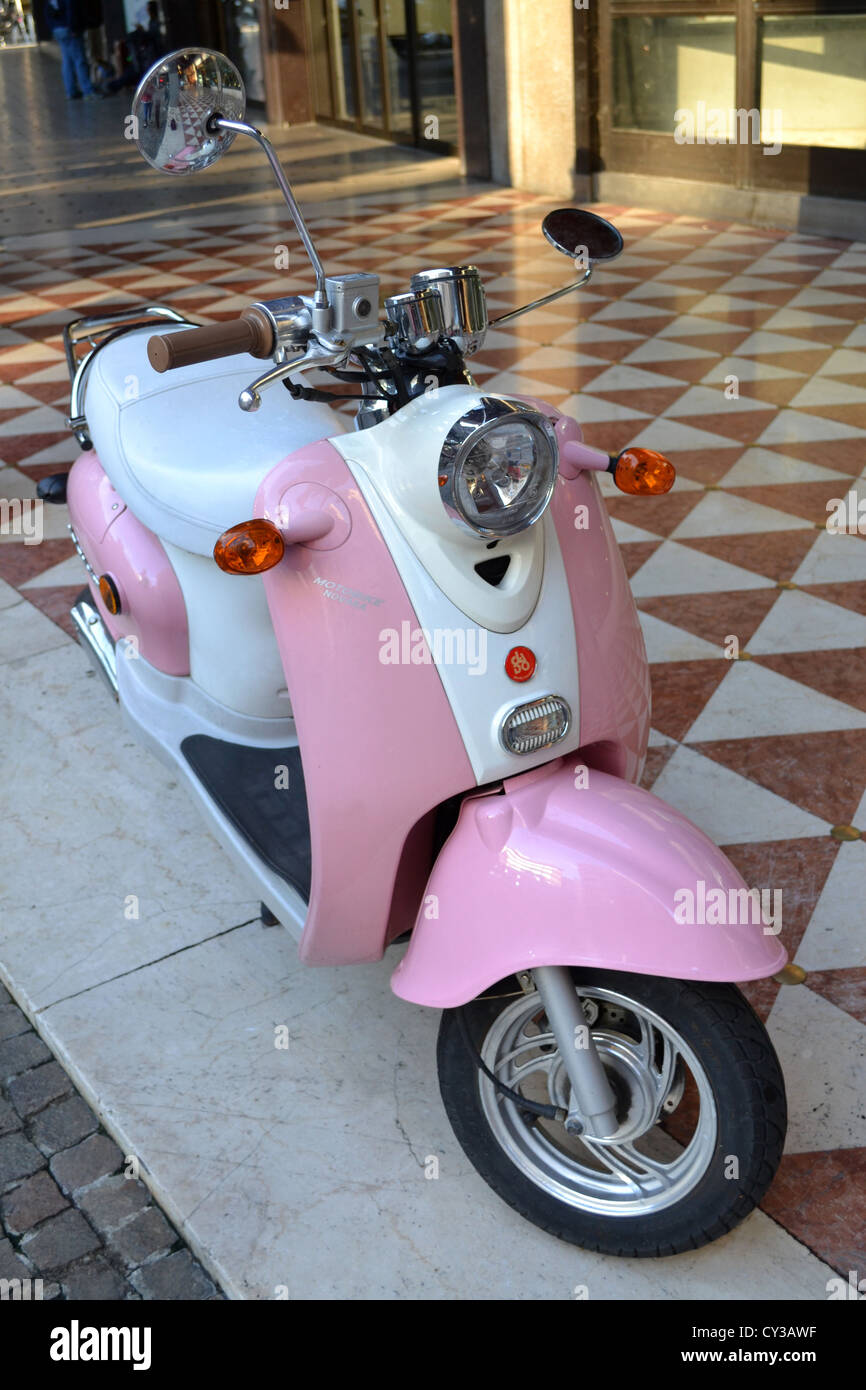 Pink scooter, Milano, Italia Foto Stock