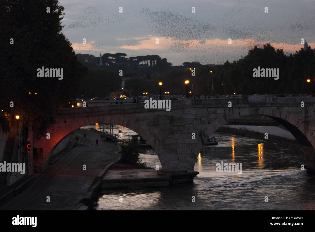 Una bella immagine di un ponte al tramonto, il fiume Tevere a Roma, Italia, viaggi photoarkive Foto Stock