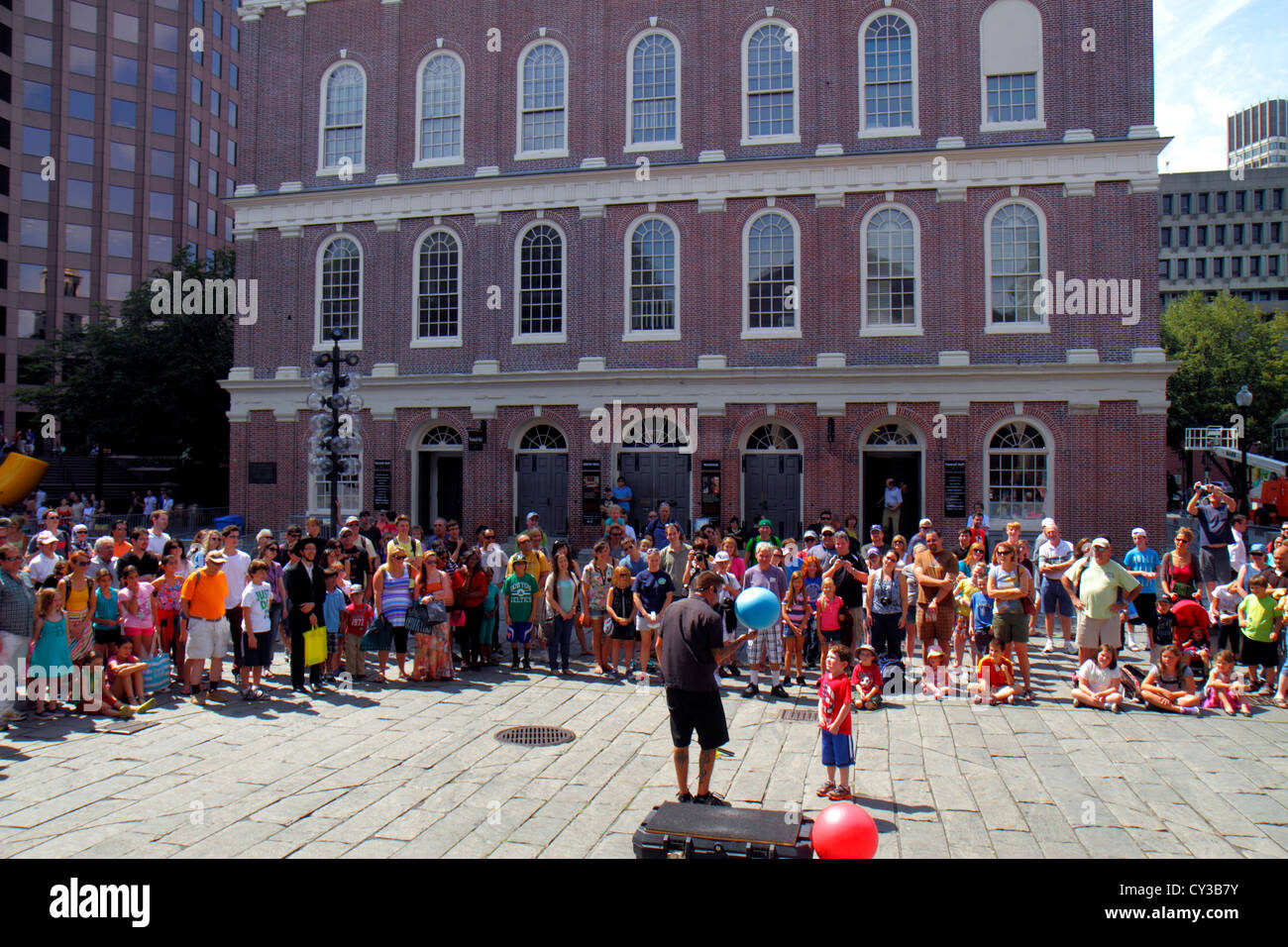 Boston Massachusetts, The Freedom Trail, Faneiul Hall Marketplace, esterno, artisti di strada, suggerimenti per gli autobus, pubblico, ragazzi, maschio bambini bambini c Foto Stock