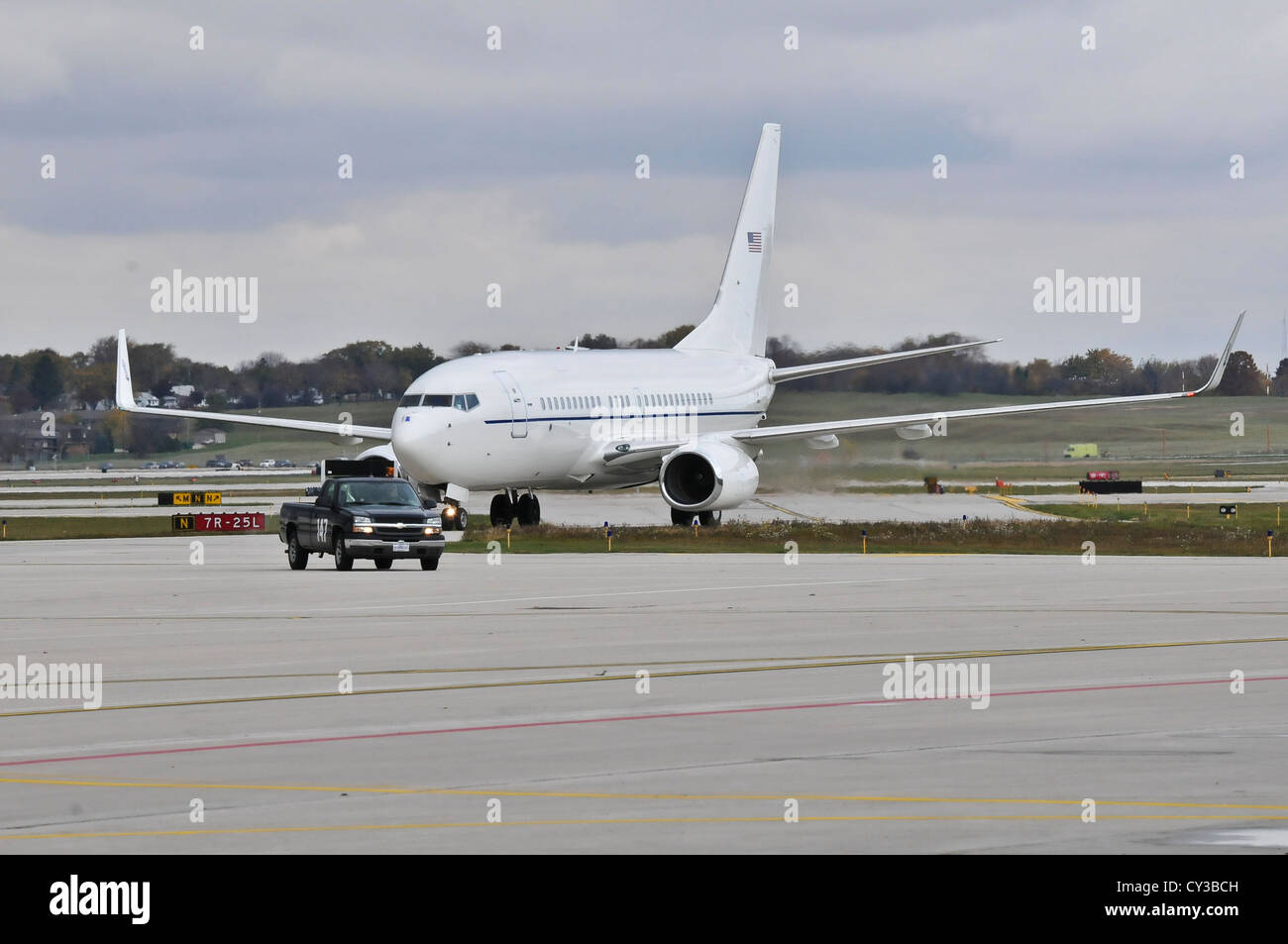Il "follow me" guide del veicolo una guardia nazionale 737 che trasportano la first lady Michelle Obama verso il suo spazio di parcheggio su asfalto a 128Air Refuelling ala in Milwaukee venerdì, oct. 19, 2012.Obama è arrivato al Wisconsin Air National Guard base prima di effettuare le apparenze di Racine e wausau Foto Stock