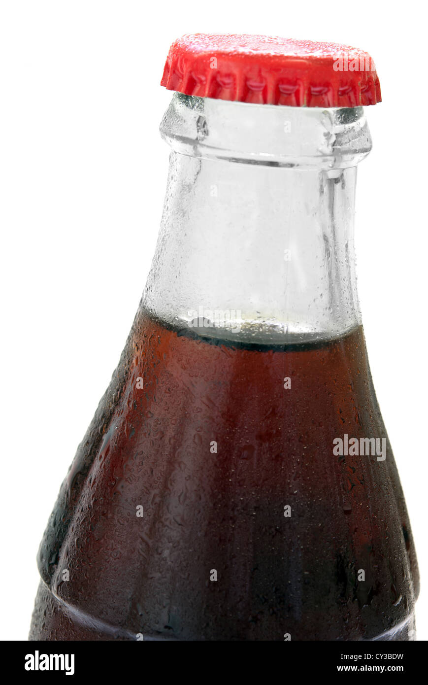 Bottiglia in vetro con cola su uno sfondo bianco, senza etichette. Isolato su sfondo bianco Foto Stock