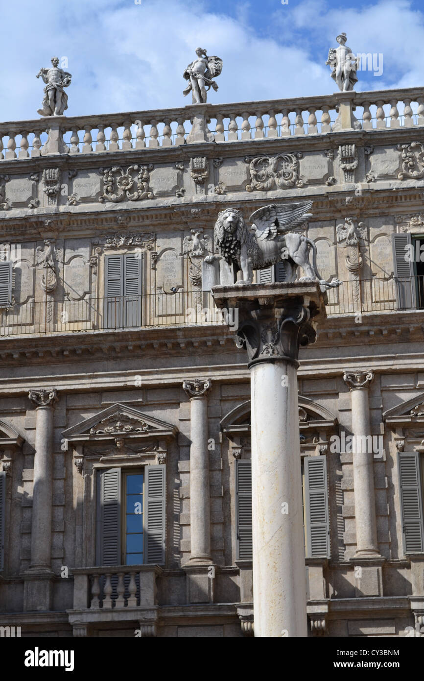 Leone alato statua che si trova nella parte anteriore del Monte di Pietà edificio, Lion è il simbolo di Venezia, Piazza dei Signori, Verona, Veneto Italia Foto Stock