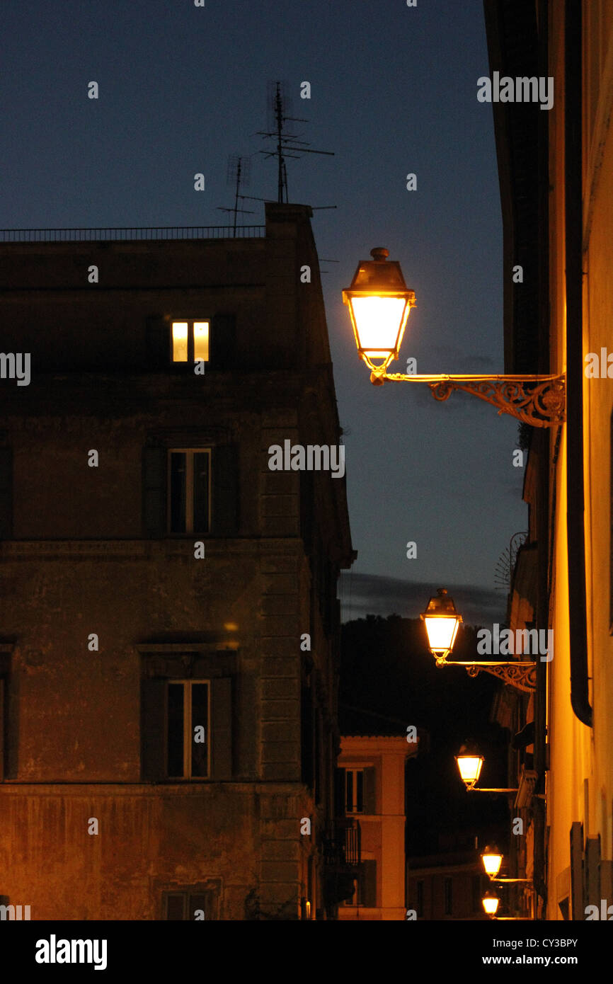 Bellissime lampade stradali e gli edifici al crepuscolo , roma, Italia, viaggi photoarkive Foto Stock