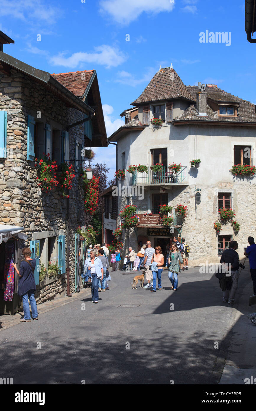 I turisti in strada del villaggio medievale di Ivoie Foto Stock