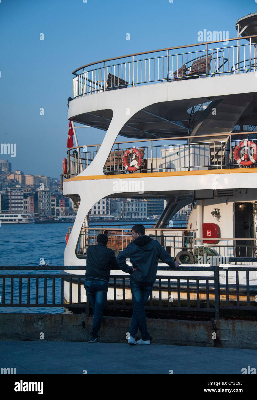 Traghetto al molo di Eminönü o Golden Horn parte di Istanbul in Turchia Foto Stock