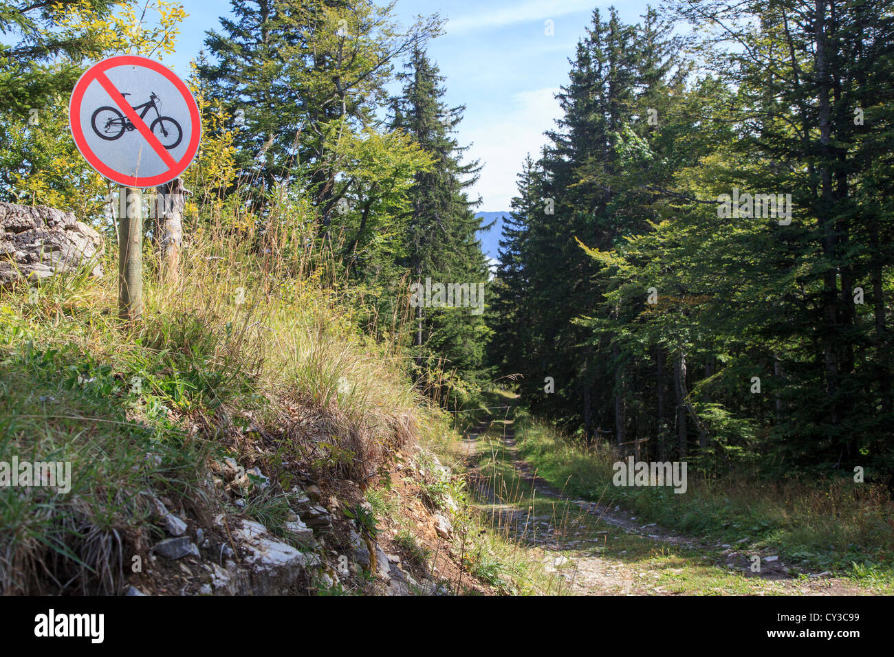 Segno che indica che il percorso non deve essere utilizzato in mountain bike nelle alpi francesi nei pressi di Morzine Foto Stock