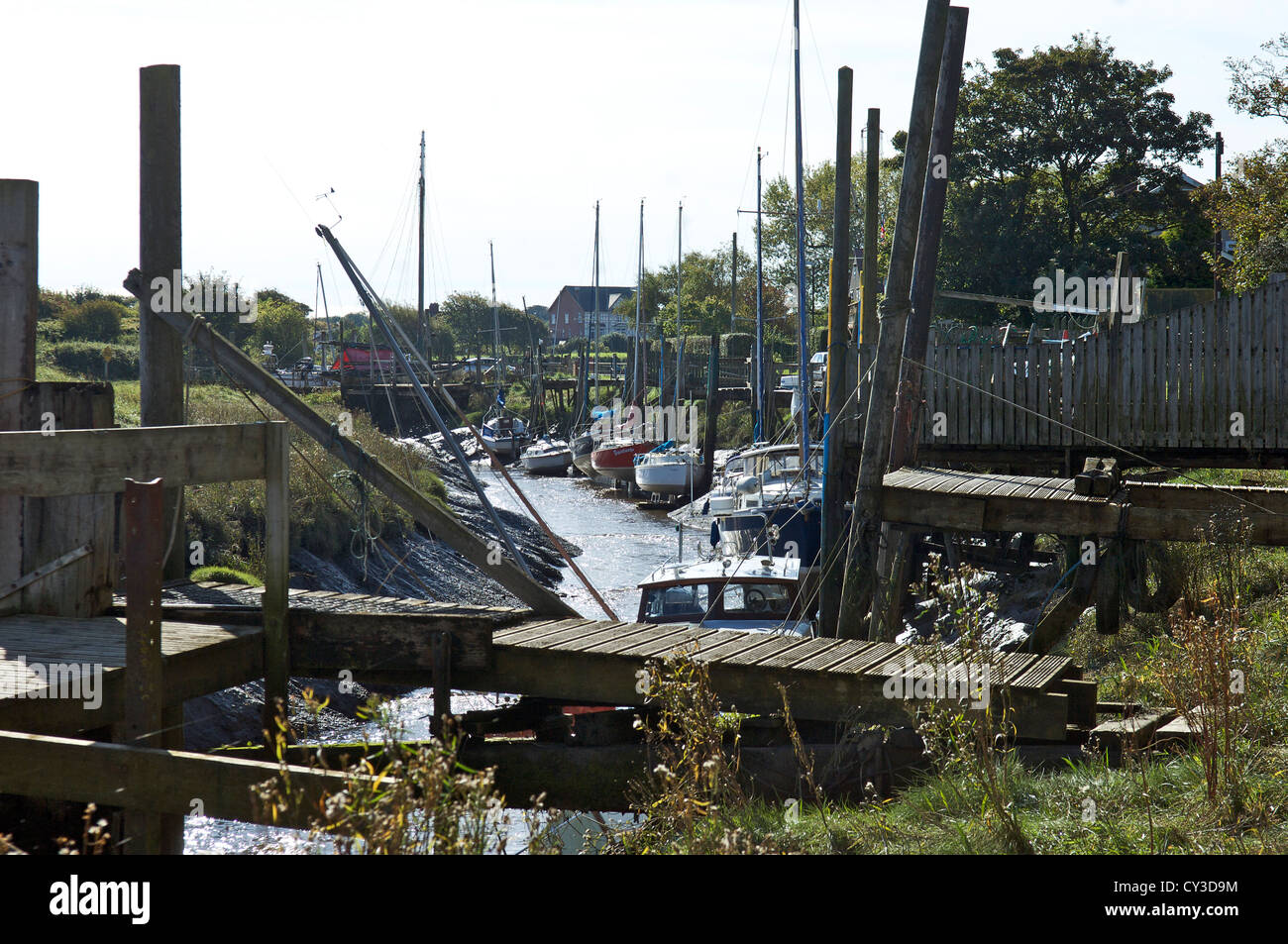 Yacht sul Creek a bassa marea Foto Stock
