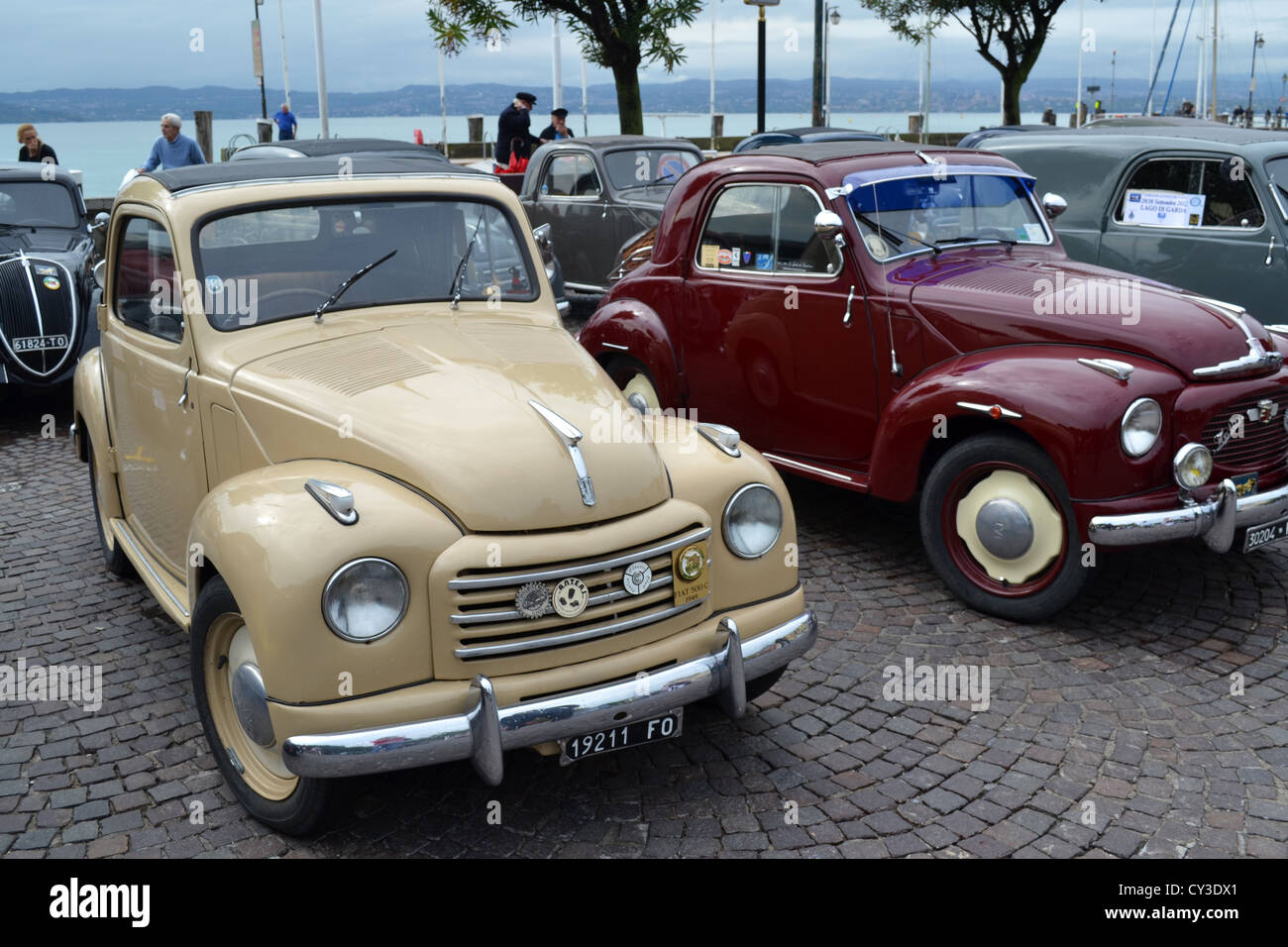 Fiat 500, vintage auto da rally, Sirmione sul Lago di Garda, Brescia, Lombardia, Italia del Nord. Foto Stock