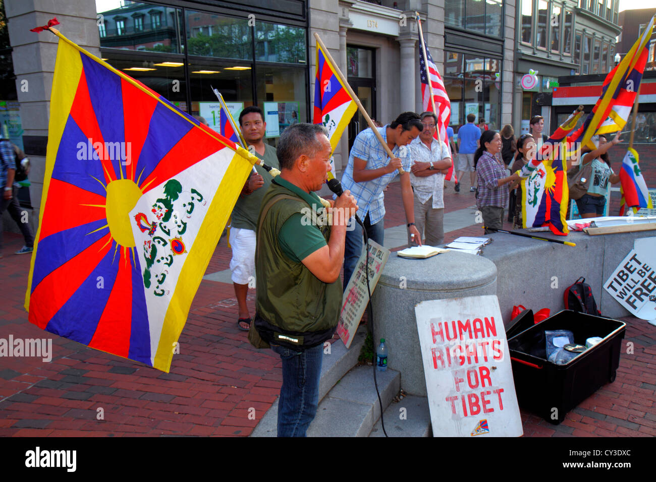 Cambridge Massachusetts,Boston Harvard Square,Tibet Human Rights,dimostrazione,protesta,bandiera tibetana,uomini asiatici adulti maschi,MA120822117 Foto Stock