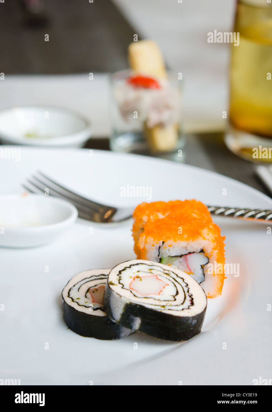 Il sushi e rotoli ,salmone affumicato Prosciutto rotolini con alghe marine e surimi Foto Stock