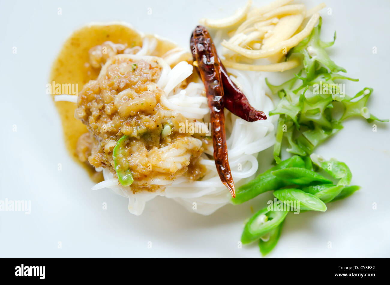 Vermicelli di riso mangiato con salsa dolce e di origine vegetale , Foto Stock
