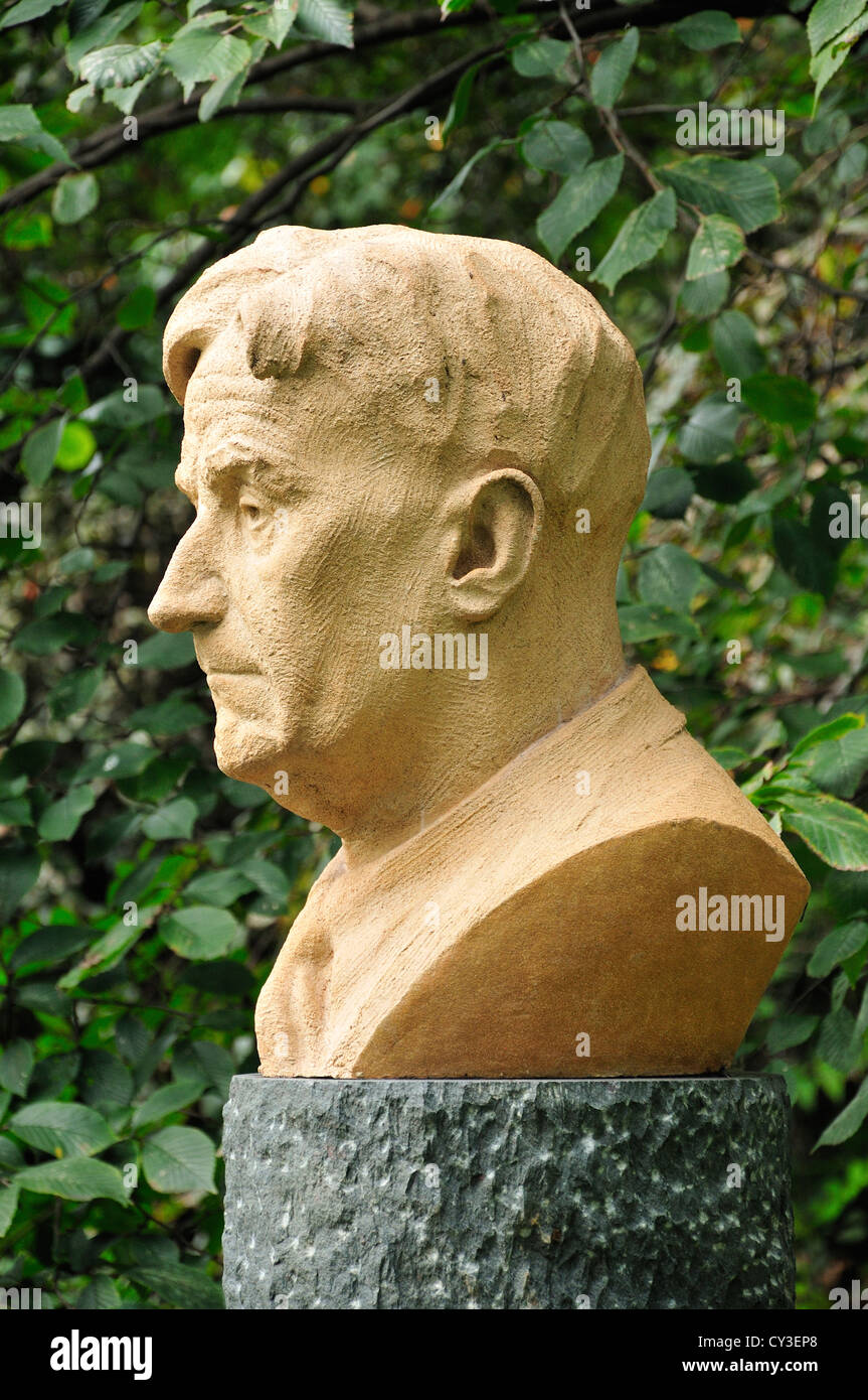 Londra, Inghilterra, Regno Unito. Busto di Ralph Vaughan Williams (compositore inglese) da Marcus Cornish, sul Chelsea Embankment Foto Stock