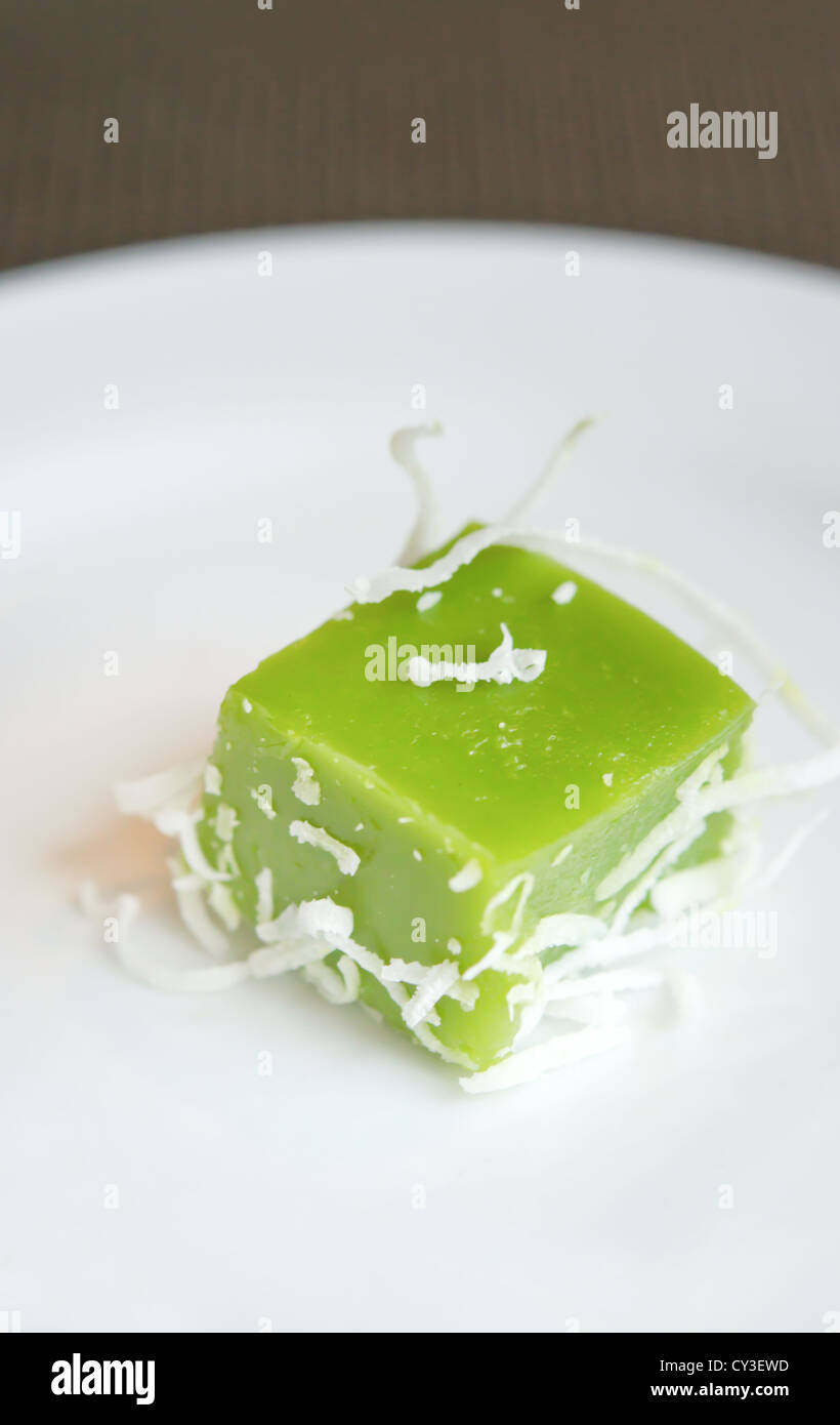 Green dolce fatto da noce di cocco e lo zucchero , stile thai dessert Foto Stock