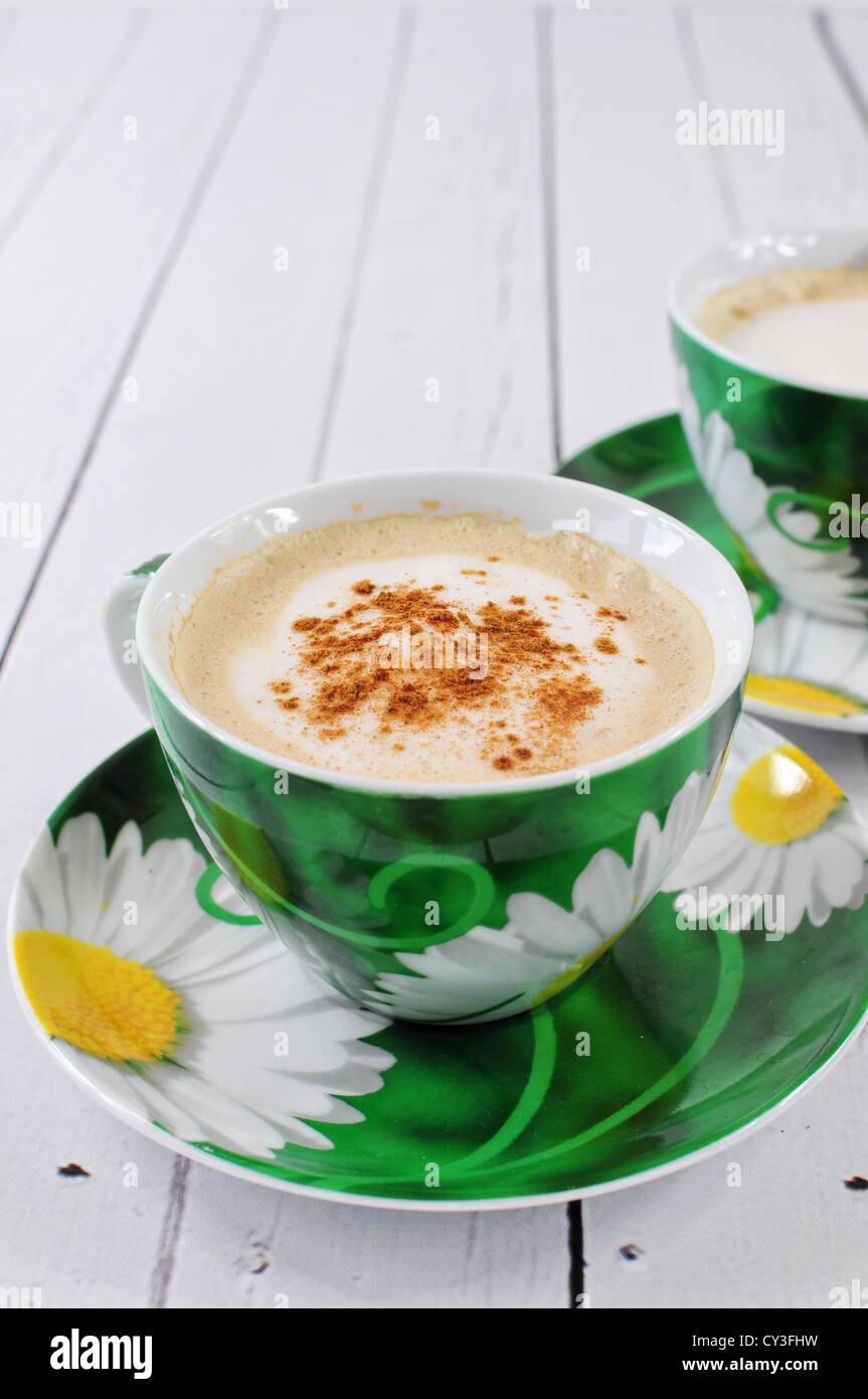 Il Cappuccino in tazza verde Foto Stock