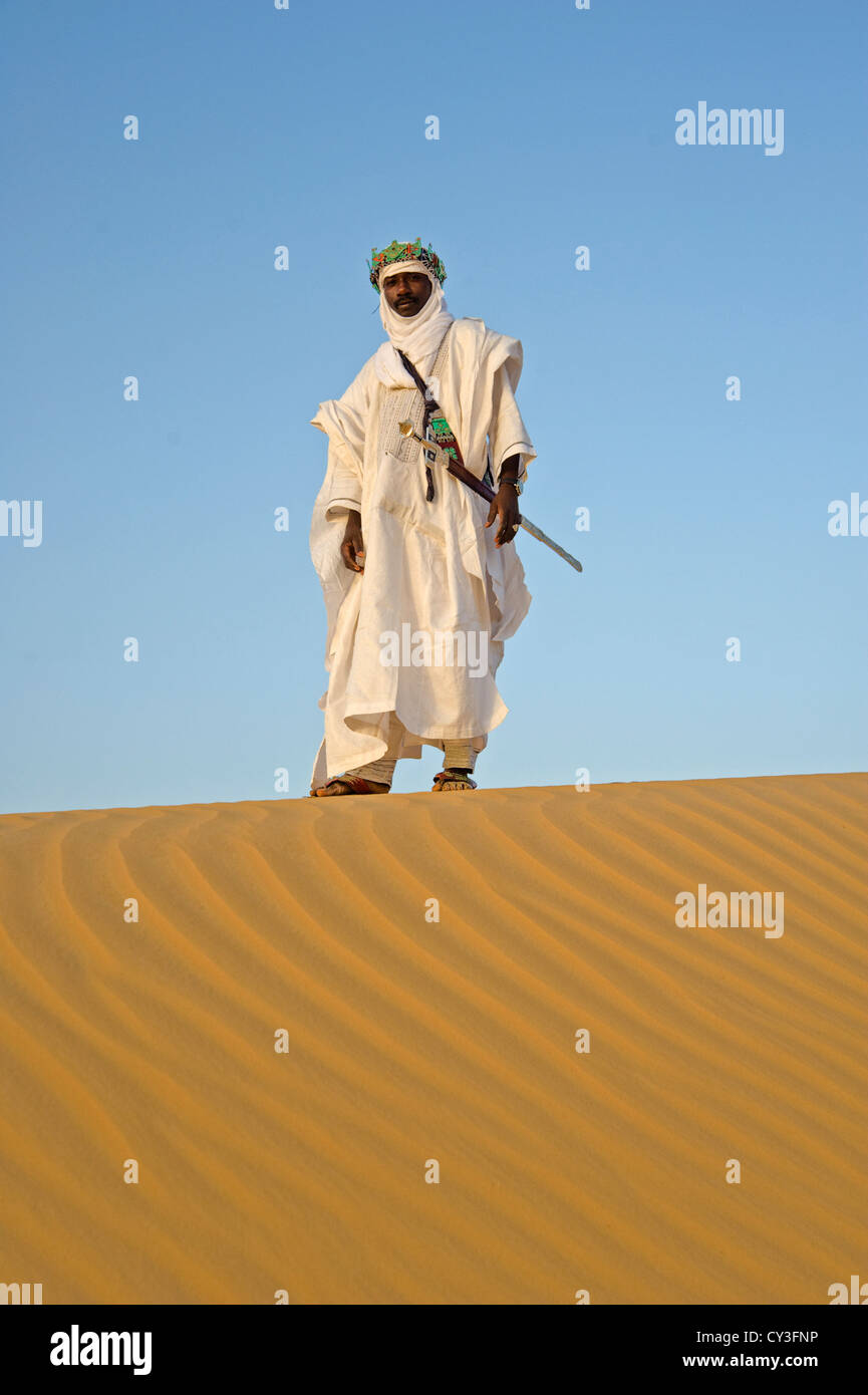 Touareg musicista Koudede, sulla parte superiore della duna di sabbia al di fuori di Timbuktu, Mali Foto Stock