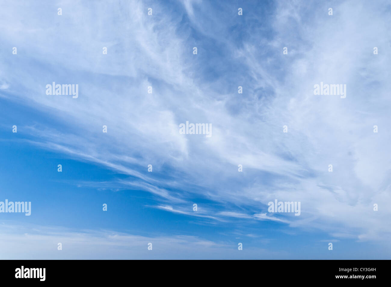 Paesaggio di nuvole nel cielo allontanando in una brezza leggera Foto Stock