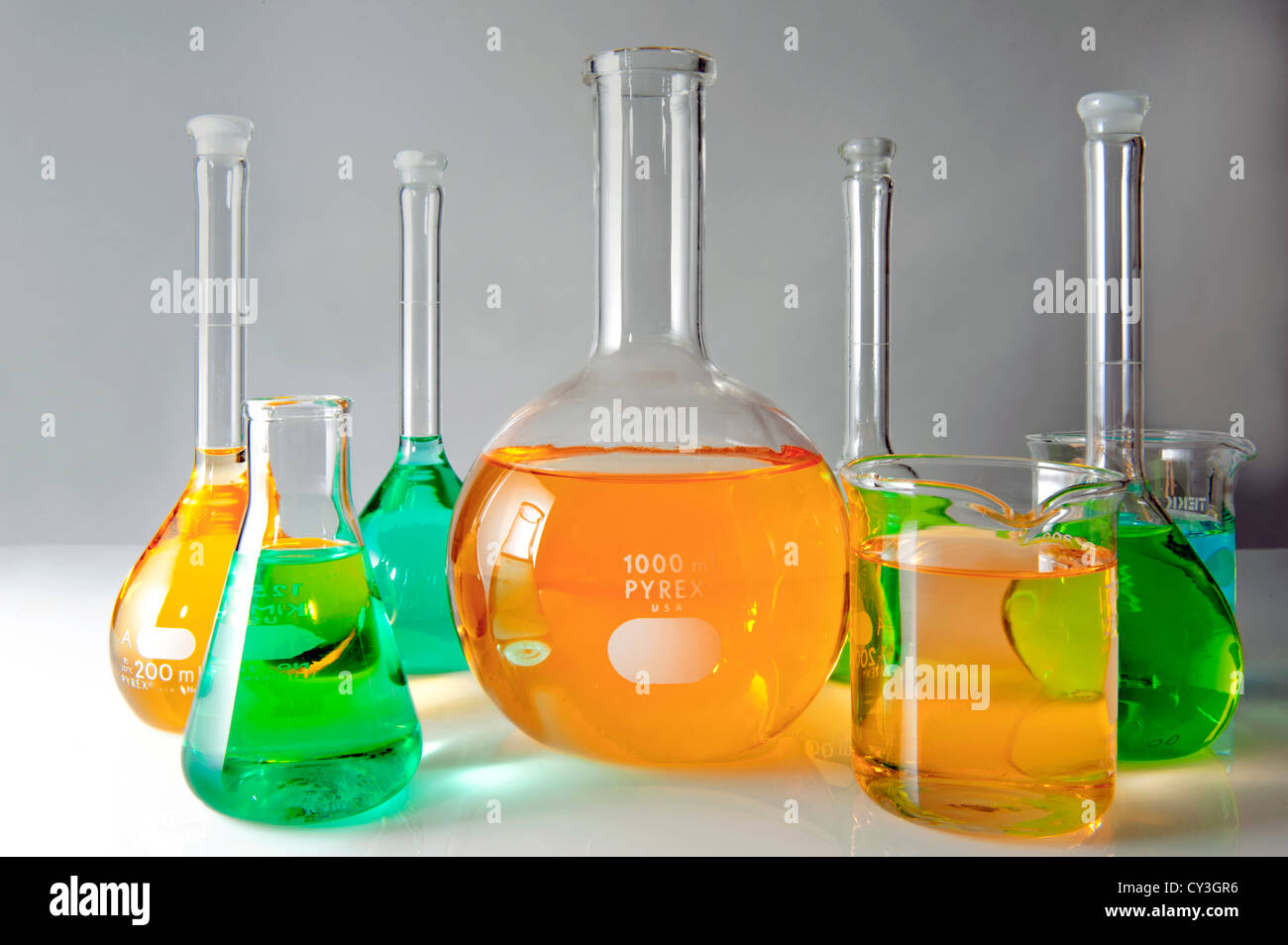 Laboratorio di vetro palloni riempiti con liquidi colorati. Foto Stock