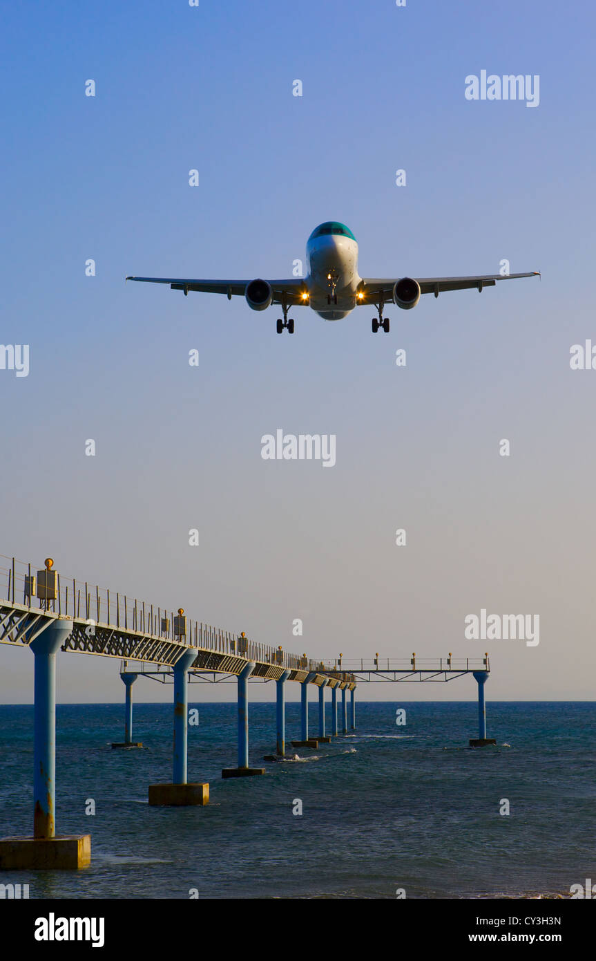 Passeggero moderno aereo jet sul corso e secondi di distanza dal touch down. Foto Stock