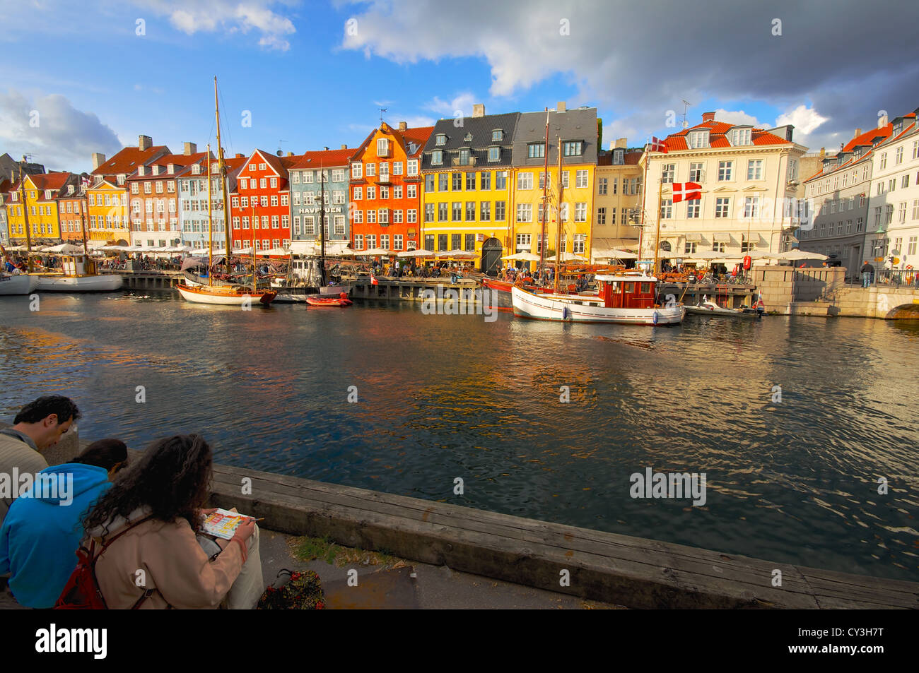 Gli artisti al porto di Nyhavn a Copenaghen in Danimarca Foto Stock