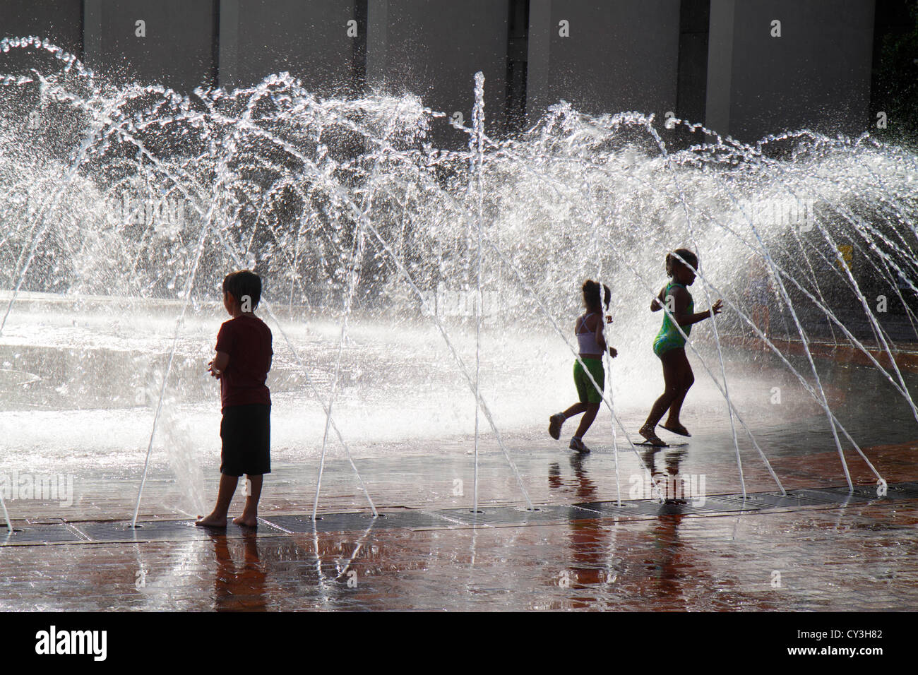 Boston Massachusetts,Christian Science Plaza,Children's Fountain,acqua,gioco,ragazzi neri,ragazzi ragazzi maschi bambini bambini bambini ragazzi,ragazze ragazze,donne Foto Stock