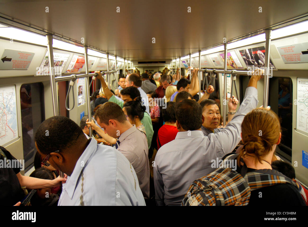 Boston Massachusetts,MBTA,T,linea rossa,metropolitana,treno,treno,cavalieri,passeggeri motociclisti,pendolari,uomo uomo uomo maschio,donna donna donna donna donna, stand asiatico Foto Stock