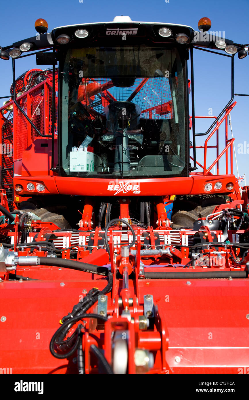 Grimme Rexor 620 Barbabietola da zucchero mietiforaggi Serie contro un cielo blu chiaro,UK. Foto Stock