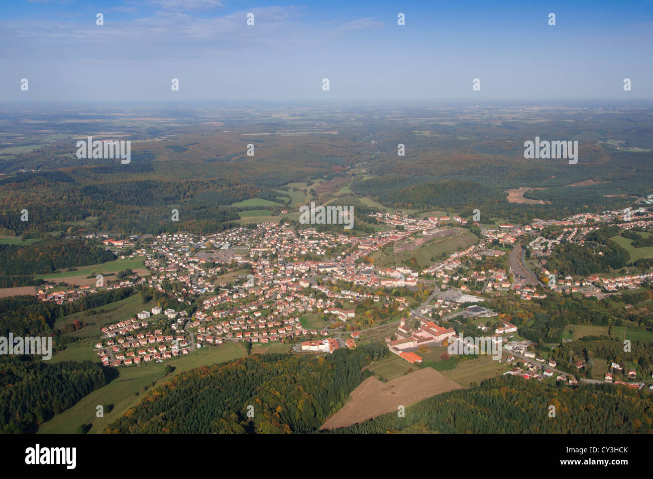 Vista aerea della città di Bitche con Vauban cittadella, parco naturale regionale dei Vosgi settentrionali, Moselle, Lorena, Francia Foto Stock
