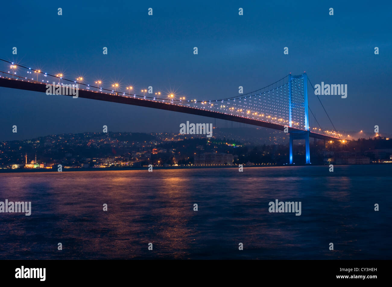 Primo ponte sul Bosforo (Boğaziçi Köprüsü) illuminata di notte, Istanbul, Turchia Foto Stock