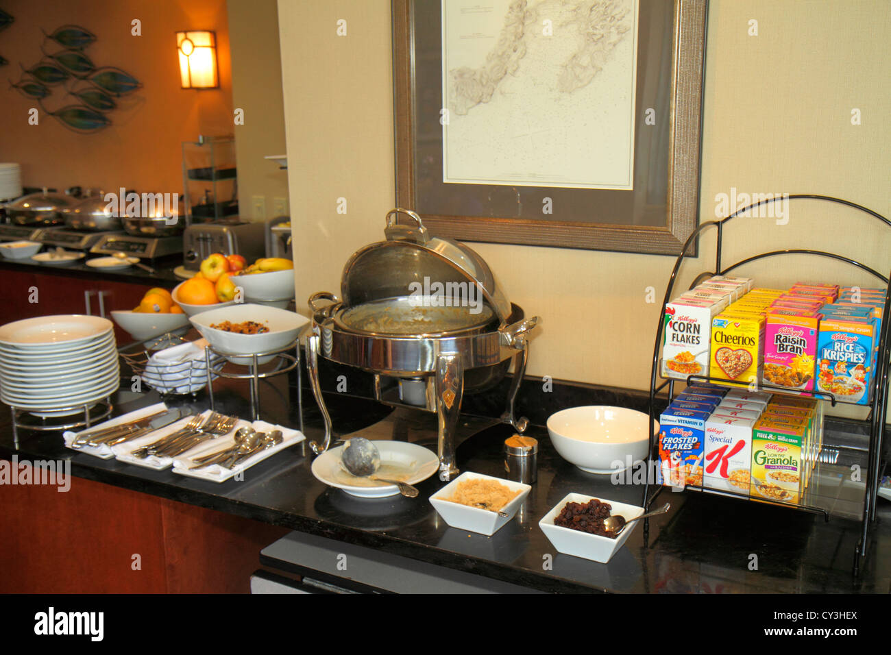 Boston Massachusetts, Boston Marriott Peabody, hotel, Concierge Lounge, colazione a buffet, self-service, cereali, scatole, piatto da sordonare, cibo, MA120824004 Foto Stock