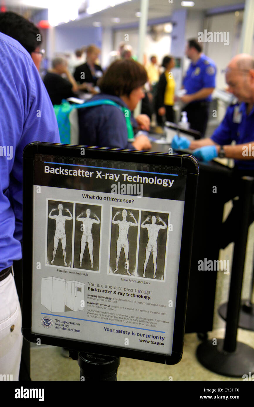 Boston Massachusetts,Logan International Airport,BOS,terminal,controllo di sicurezza,checkpoint,body scanner,TSA,Transportation Security Administration,passen Foto Stock