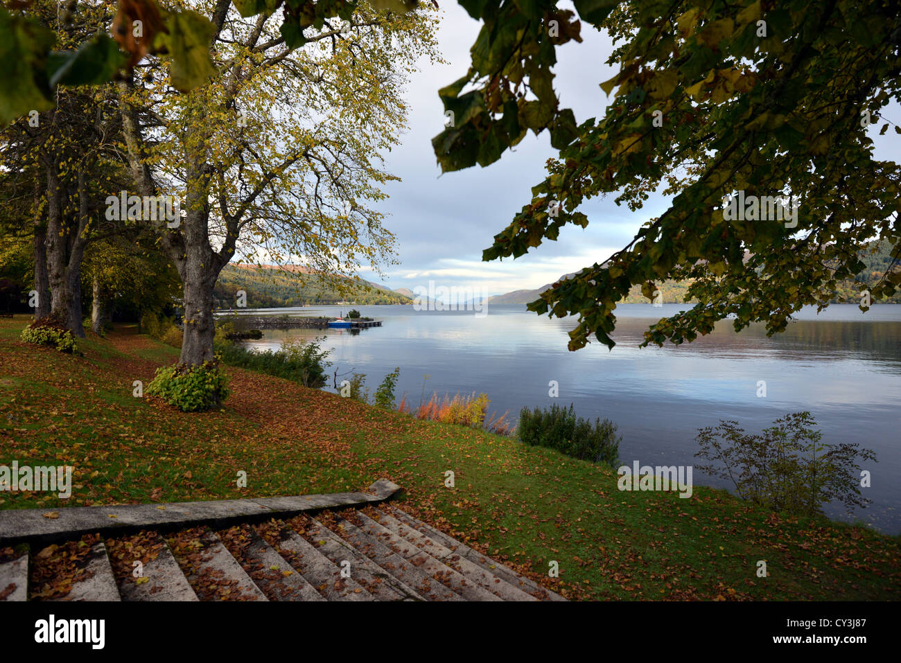 Guardando a Nord da Fort Augustus Abbey sopra Loch Ness, Inverness, Scotland, Regno Unito Foto Stock