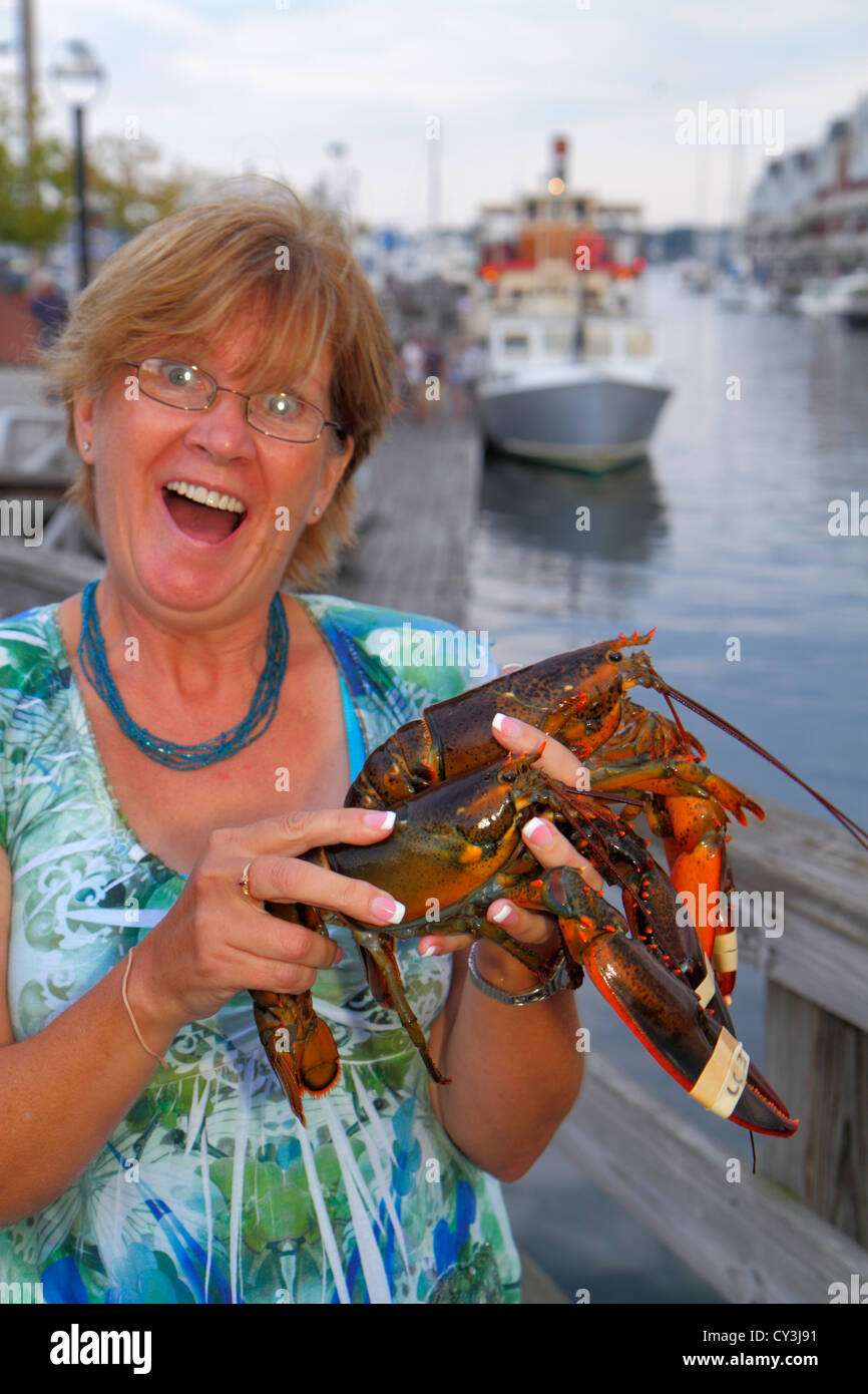 Portland, Maine, storico quartiere del porto vecchio, Long Wharf, crociere con catture lucky, escursione con aragosta, donne femminili, tenuta, aragosta, ME120824032 Foto Stock