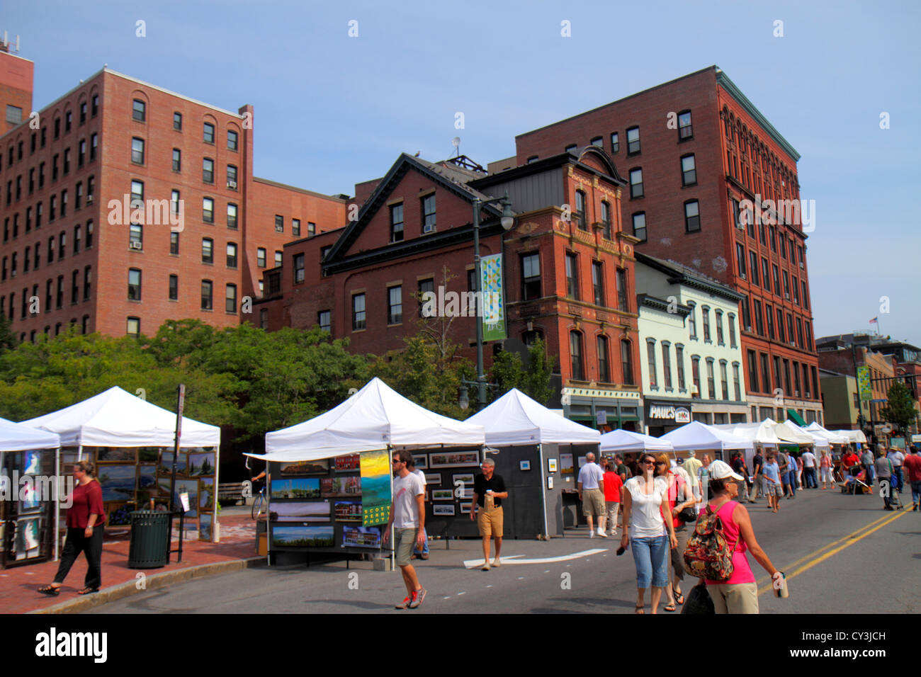 Portland Maine, Congress Street, WCSH 6 Street, Sidewalk Art Festival, artisti, venditori venditori bancarelle bancarelle mercato stand, shopping shopper shopping Foto Stock