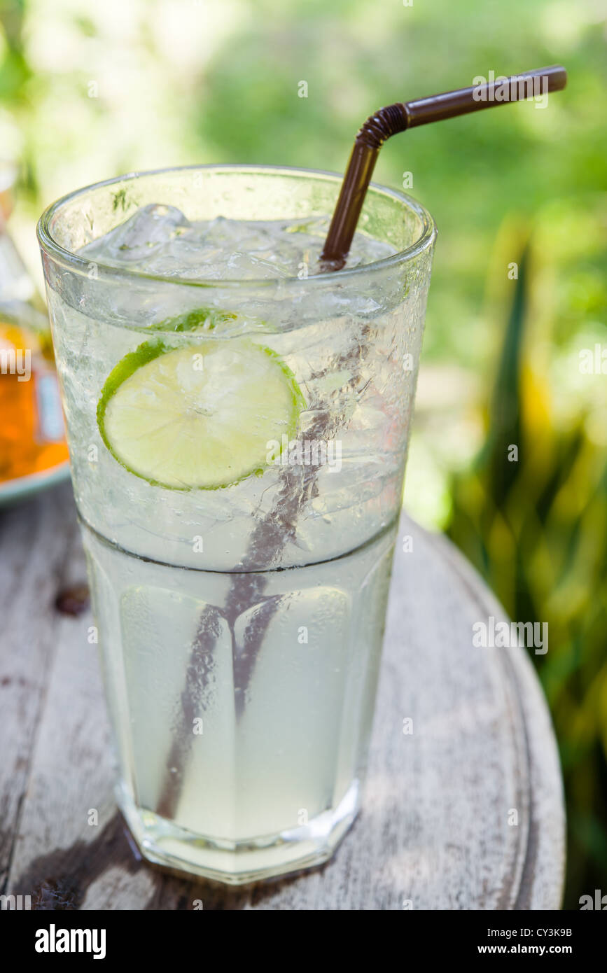 Succo di limone mix di soda sul tavolo nel pomeriggio Foto Stock