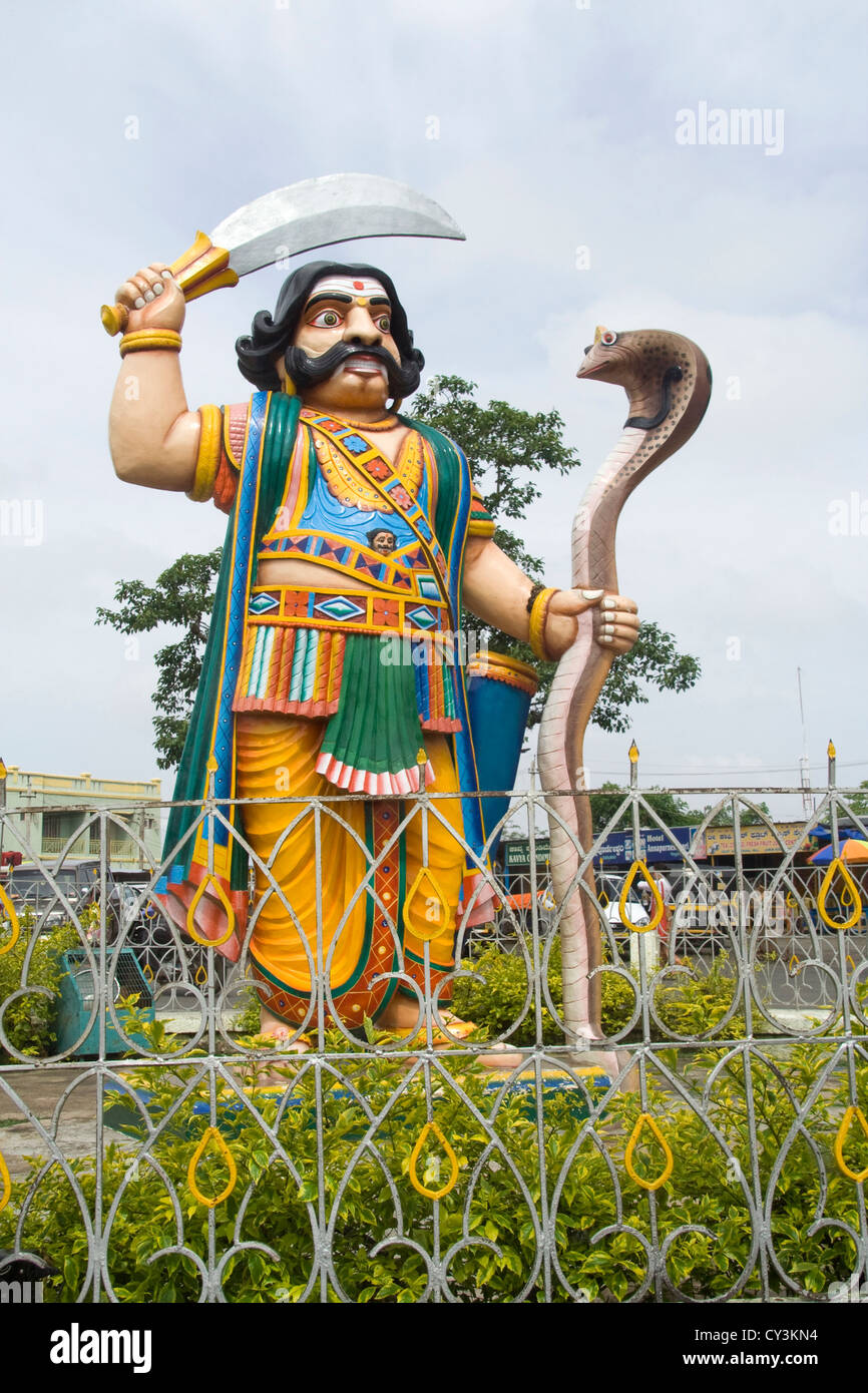 Statua colorata di demon Mahishasura la spada in una mano e il serpente nell'altra mano su Chamundi Hills a Mysore, Karnat Foto Stock