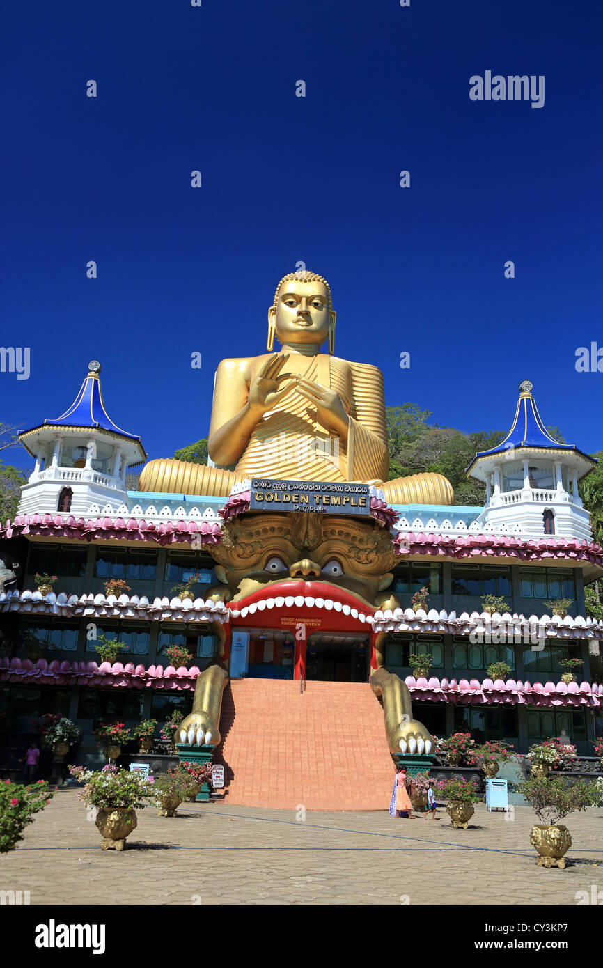 Gigante Buddha d'oro a Dambulla tempio nella grotta in Dambulla, Sri Lanka, conosciuto anche come Tempio d'Oro di Dambulla. Foto Stock