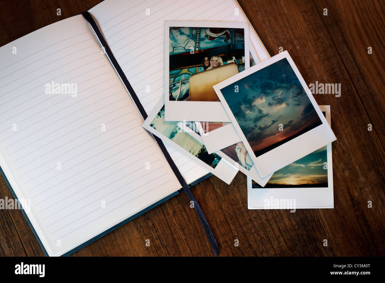 Polaroid giacente sulla parte superiore di un ufficiale. Foto Stock