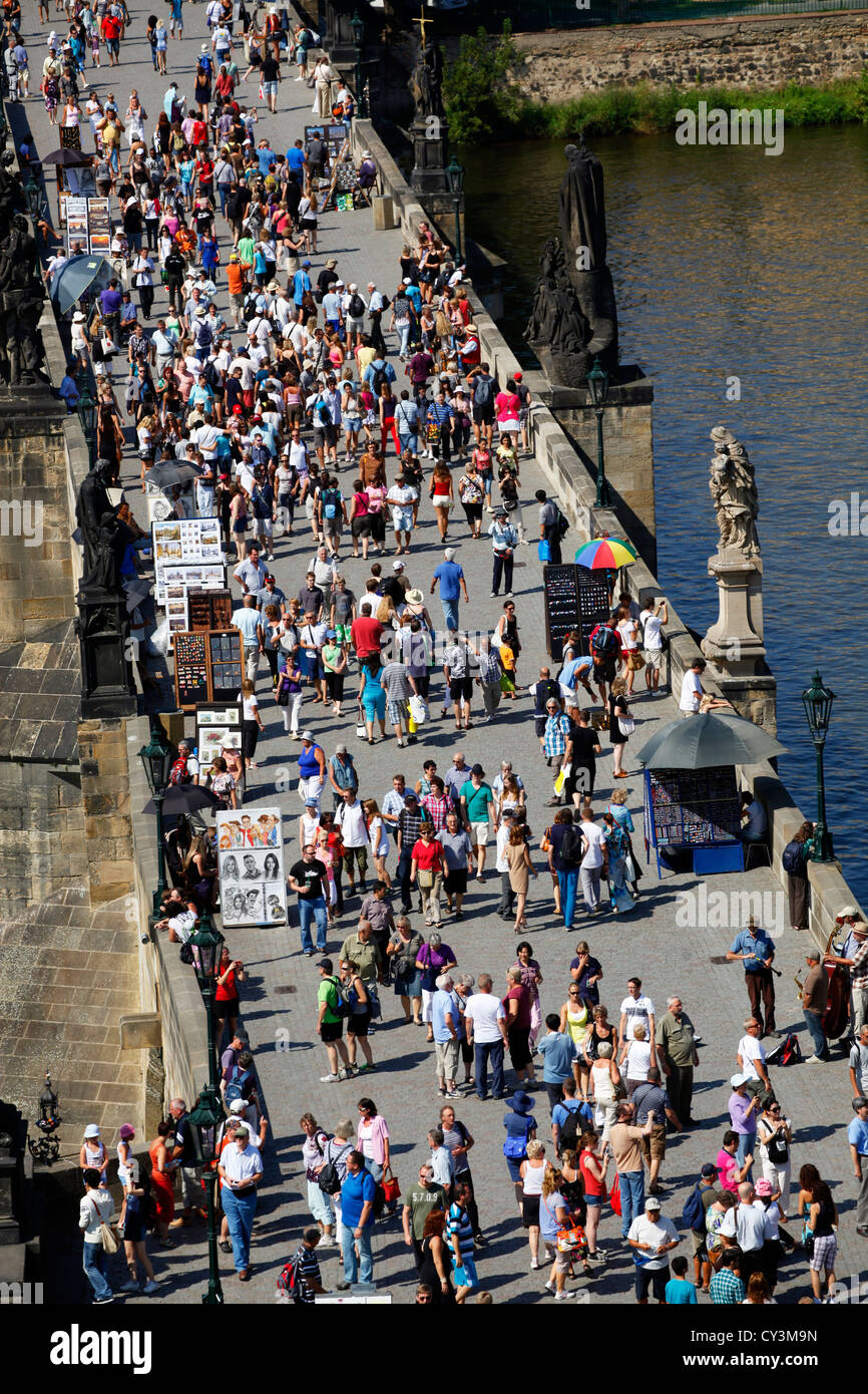 La folla di turisti sul Ponte Carlo a Praga, Repubblica Ceca Foto Stock