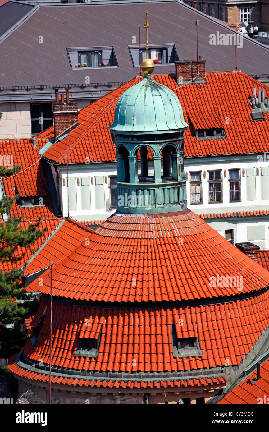 Rosso sui tetti della città di Praga, Repubblica Ceca Foto Stock