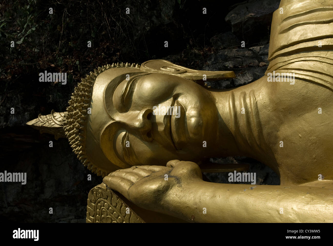 Una statua del Buddha Recling al Wat Chom Si a Luang Prabang, Laos Foto Stock