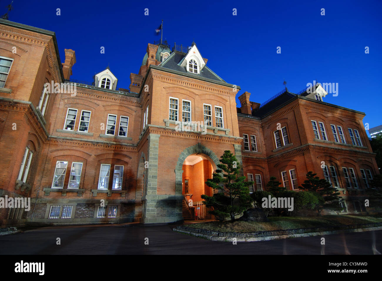 Edificio storico di Sapporo di governo al crepuscolo del tempo estivo con illuminazione notturna, Hokkaido, Giappone Foto Stock