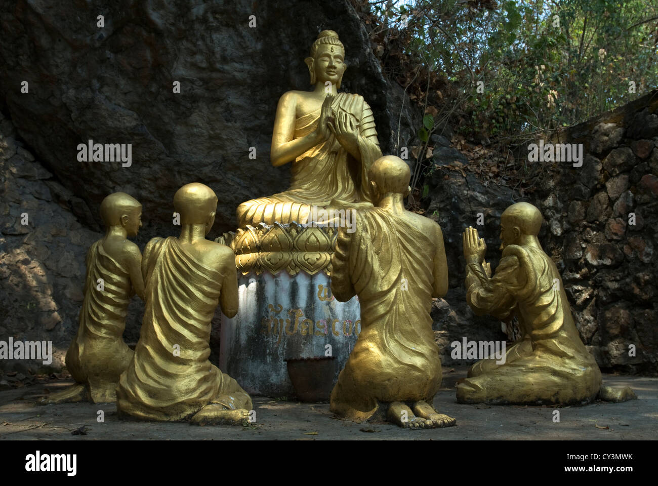 Un gruppo di statue raffigurano Buddha insegnare ai suoi discepoli. Wat Chom Si, Luang Prabang, Laos Foto Stock