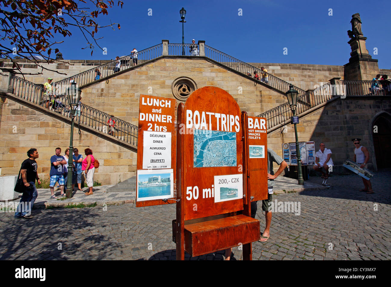 Gite in barca segno per i turisti a Praga, Repubblica Ceca Foto Stock
