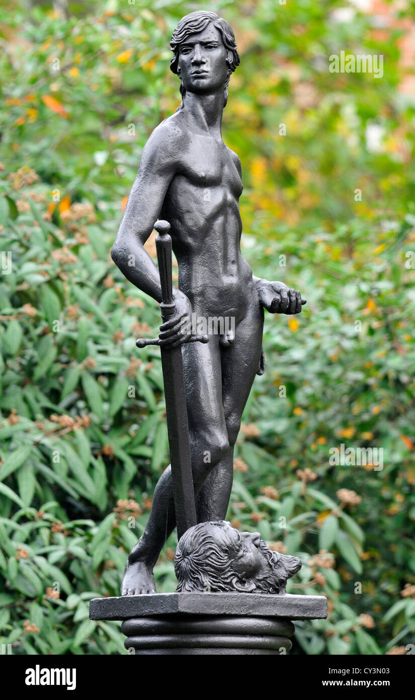 Londra, Inghilterra, Regno Unito. Memorial "Il ragazzo David' da Edward Bainbridge-Copnall, Chelsea Embankment Foto Stock